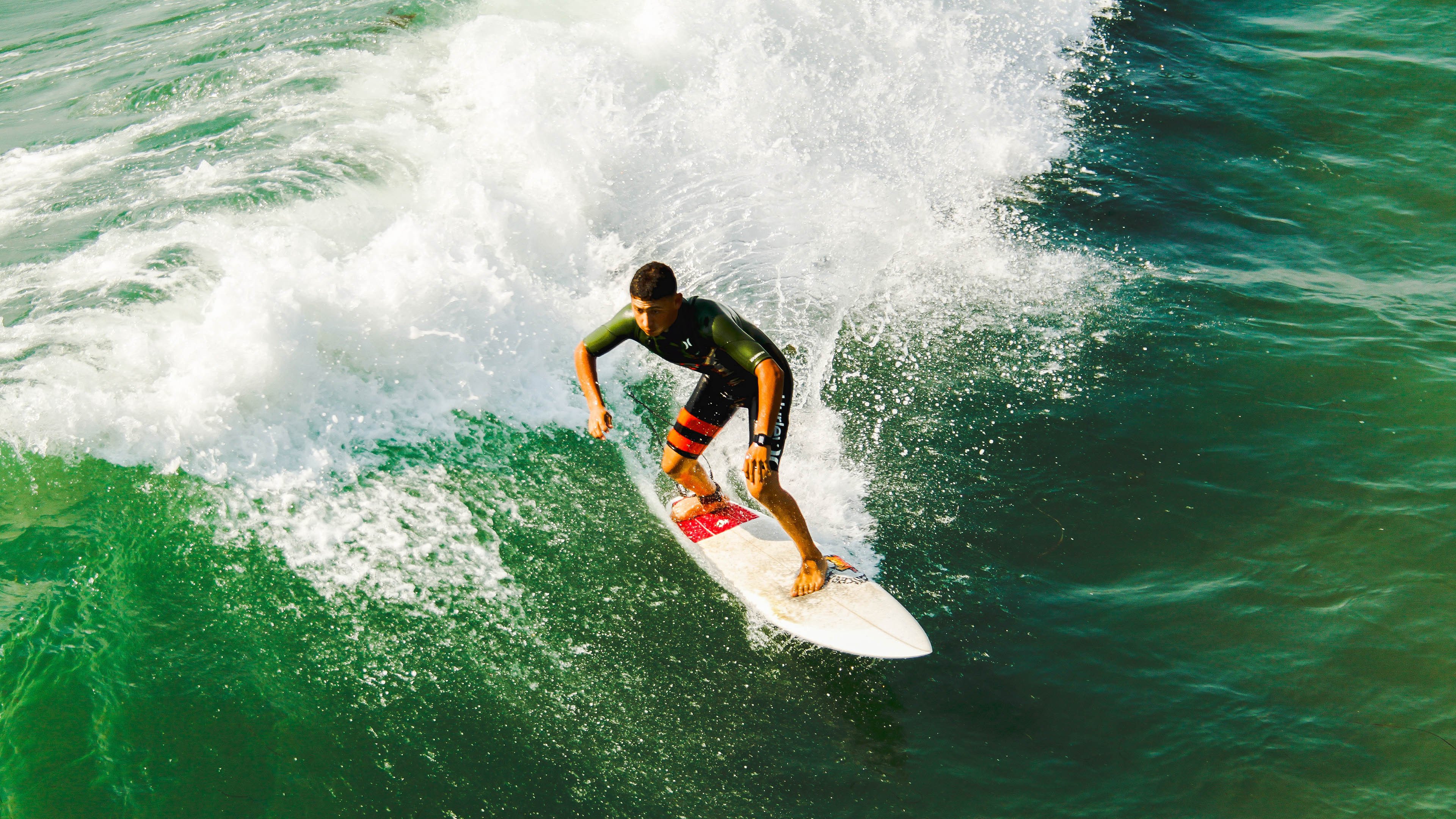 改写为_ 球队在比赛中发生了激烈冲突，篮球队在赛场上